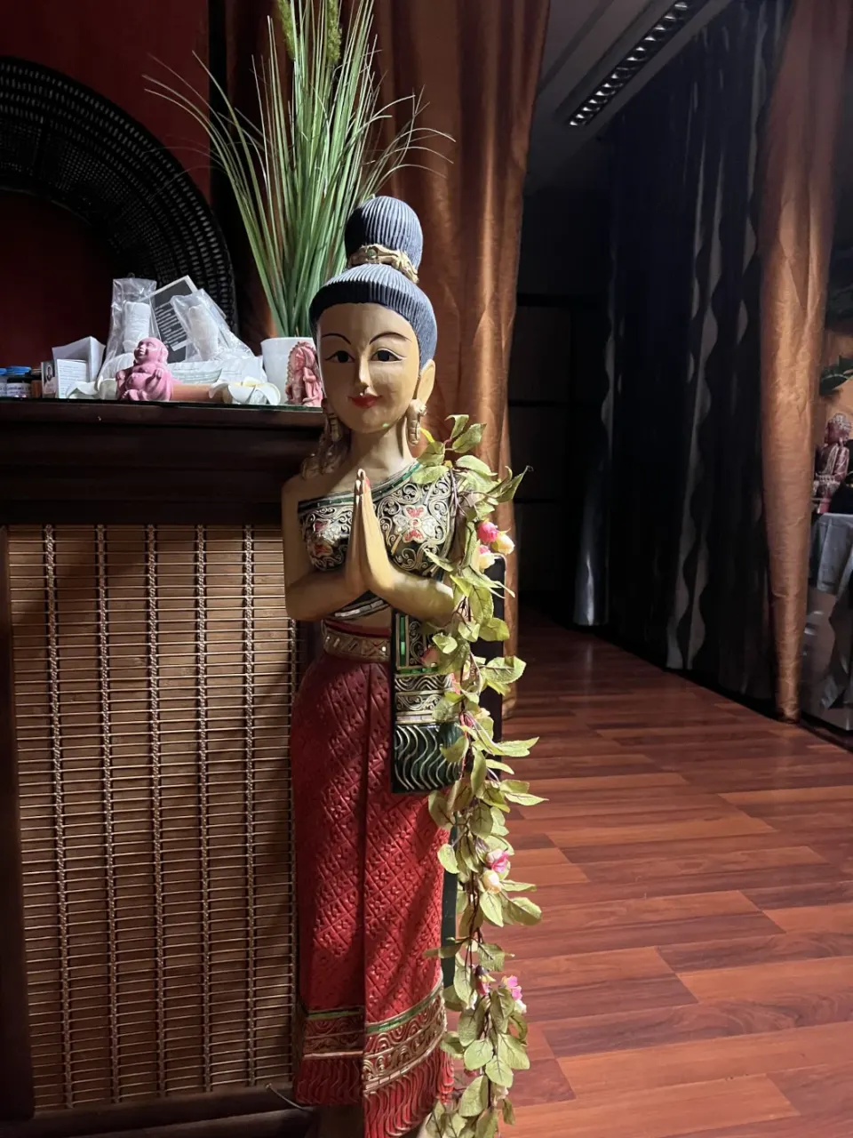 HelloVarazs MangoThai szobor