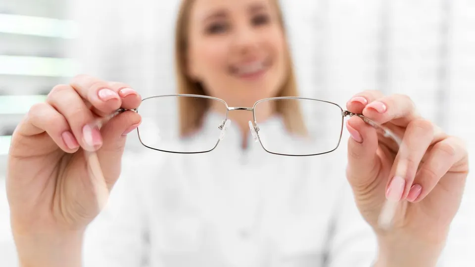 totál optika személyre szabott dioptriás szemüveg optometrista adja a szemüveget