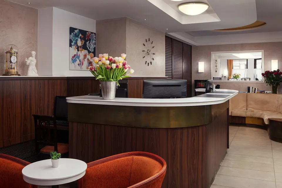 hotel-embiance-praga-cseh-hello-kedvezemeny-recepcio