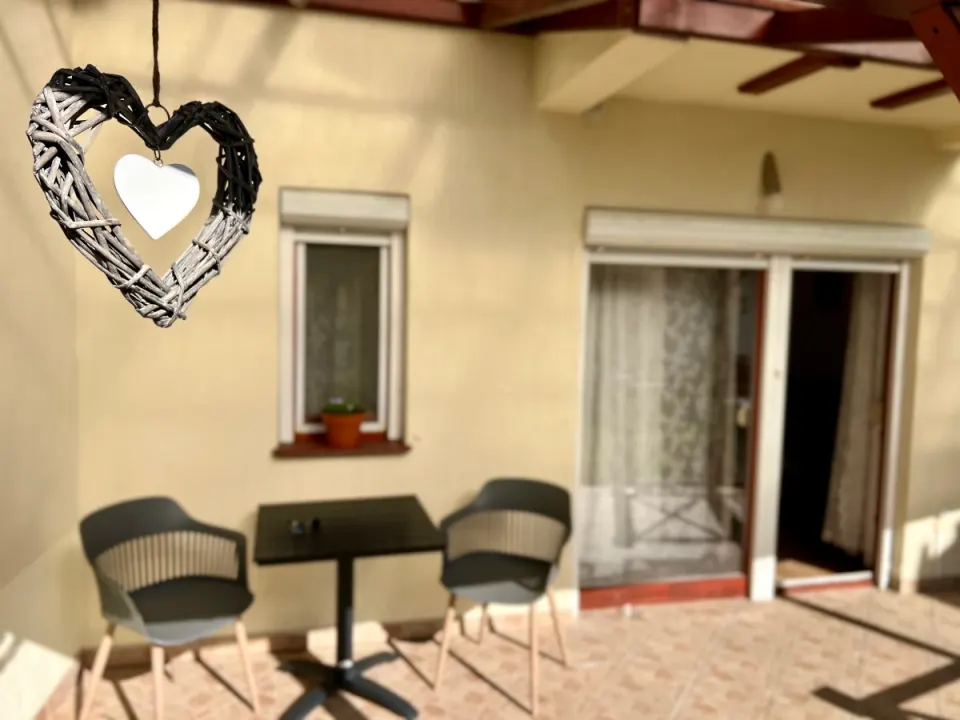 cottage-apartman-gyula-hello-kedvezmeny-terasz
