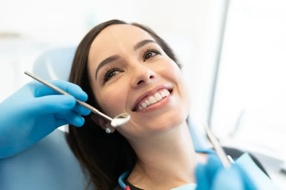 Fogkő eltávolítás és air flow fogtisztítás a Hollán Denttől – 1. kép