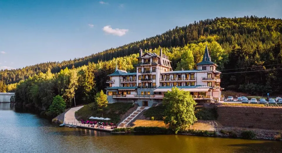 Romantikus luxuskiruccanás Csehország gyöngyszemébe - Retro Riverside Wellness Resort​ – 1. kép