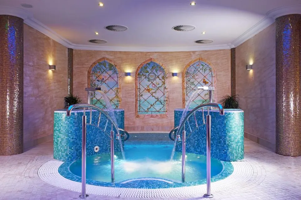 retro-riverside-wellness-resort​-csehorszag-hotel-spa
